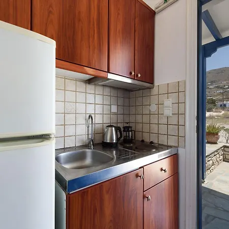 Aigaiou Avra * Parikia (Paros)