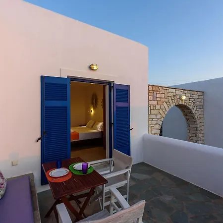 Aigaiou Avra * Parikia (Paros)