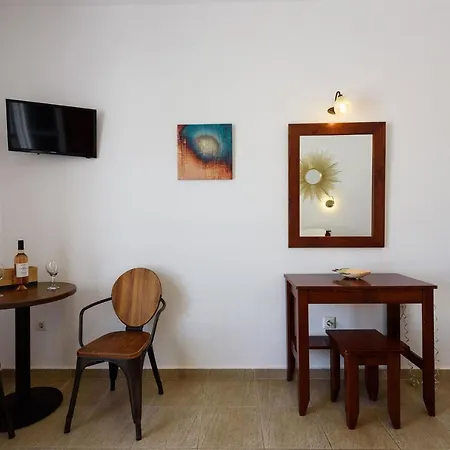 Aigaiou Avra * Páros