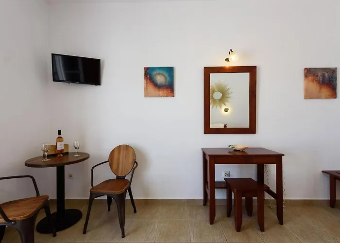 Aigaiou Avra * Parikia (Paros)