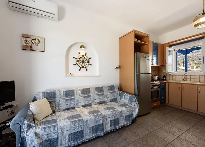 Aigaiou Avra * Parikia (Paros)